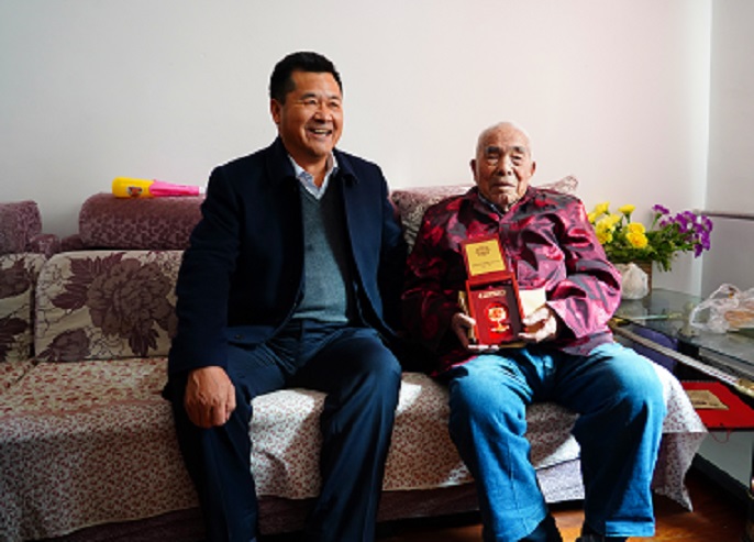 万搏app登录入口春节前夕深入开展走访慰问活动