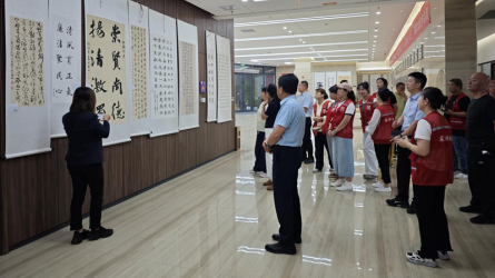 兰州市城关区东岗街道深沟桥社区参观甘肃工程咨询集团廉洁文化作品展